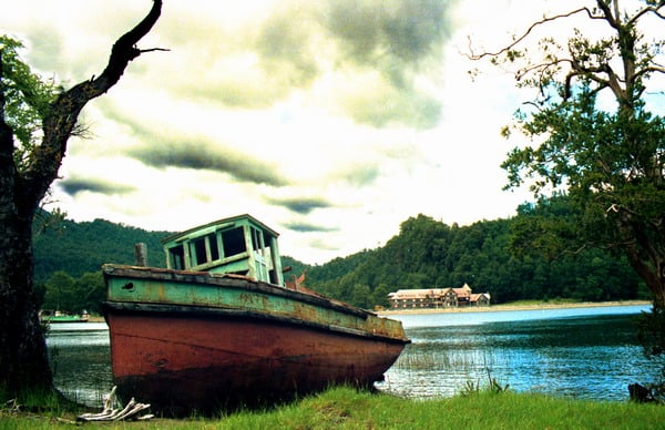 סירה באגם - שלומי הפקות