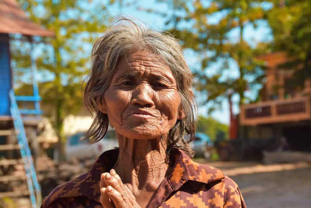 זקנה בקמבודיה - שלומי הפקות